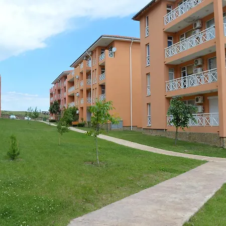 Apartament Bratanov In Sunny Day 6 *